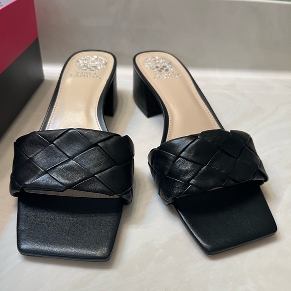 *New in Box* Vince Camuto square toe black sandal - Picture 3 of 4